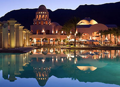 Отель Sofitel Taba Heights 5* (Софитель Таба Хайтс 5*) ночью Фото отеля Sofitel Taba Heights 5* (Софитель Таба Хайтс 5*)