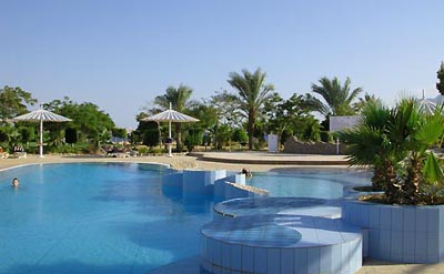 Бассейн отеля Hilton Nuweiba Coral Resort 4* (Хилтон Нувейба Корал Резорт 4*) Фото отеля Hilton Nuweiba Coral Resort 4* (Хилтон Нувейба Корал Резорт 4*)