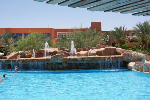 Водопад в отеле Amwaj Oyoun Hotel & Resort 5* (Амваж Оюн Отель энд Резорт 5*) Фото отеля Amwaj Oyoun Hotel & Resort 5* (Амваж Оюн Отель энд Резорт 5*)