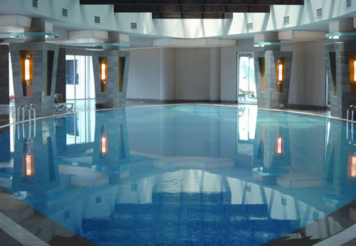 Крытый бассейн отеля Long Beach Resort Hotel & Spa 5* (Лонг Бич Резорт Отель энд Спа 5*) Фото отеля Long Beach Resort Hotel & Spa 5* (Лонг Бич Резорт Отель энд Спа 5*)