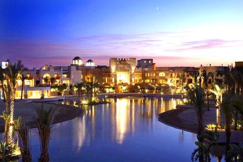 Ночной вид отеля Port Ghalib Resort 5* (Порт Галиб Резорт 5*) Фото отеля Port Ghalib Resort 5* (Порт Галиб Резорт 5*)