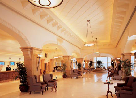 Лобби отеля Continental Plaza Beach Resort 5* (Континенталь Плаза Бич Резорт 5*) Фото отеля Continental Plaza Beach Resort 5* (Континенталь Плаза Бич Резорт 5*)