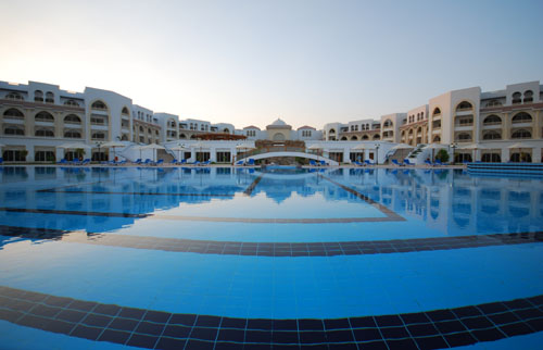 Басссейн отеля Old Palace Resort Sahl Hasheesh 5* (Олд Палас Резорт Саль Хашиш 5*) Фото отеля Old Palace Resort Sahl Hasheesh 5* (Олд Палас Резорт Саль Хашиш 5*)