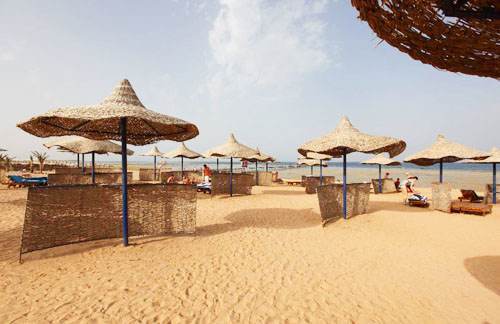 Пляж отеля Aqua Hotel Resort & Spa 4* (Аква Отель Резорт энд Спа 4*) Фото отеля Aqua Hotel Resort & Spa 4* (Аква Отель Резорт энд Спа 4*)