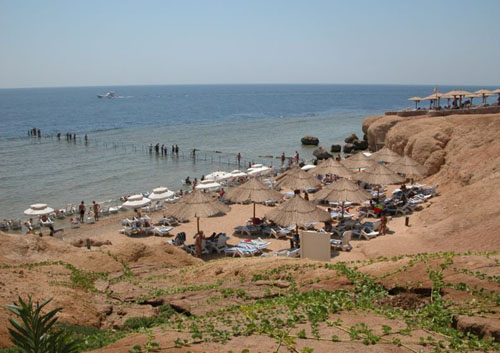 Пляж отеля Hilton Sharm Waterfalls Resort 5* (Хилтон Шарм Вотерфолс Резорт 5*) Фото отеля Hilton Sharm Waterfalls Resort 5* (Хилтон Шарм Вотерфолс Резорт 5*)