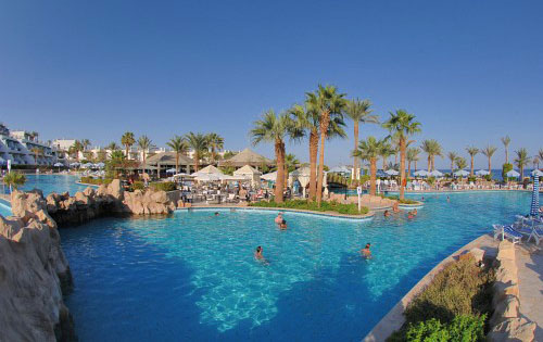 Бассейн отеля Hilton Sharm Waterfalls Resort 5* (Хилтон Шарм Вотерфолс Резорт 5*) Фото отеля Hilton Sharm Waterfalls Resort 5* (Хилтон Шарм Вотерфолс Резорт 5*)