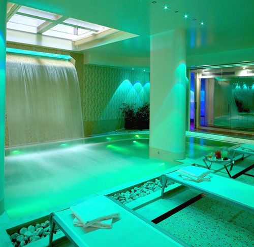 Крытый бассейн отеля Hilton Sharm Waterfalls Resort 5* (Хилтон Шарм Вотерфолс Резорт 5*) Фото отеля Hilton Sharm Waterfalls Resort 5* (Хилтон Шарм Вотерфолс Резорт 5*)