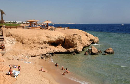 Пляж отеля Hilton Sharm Waterfalls Resort 5* (Хилтон Шарм Вотерфолс Резорт 5*) Фото отеля Hilton Sharm Waterfalls Resort 5* (Хилтон Шарм Вотерфолс Резорт 5*)