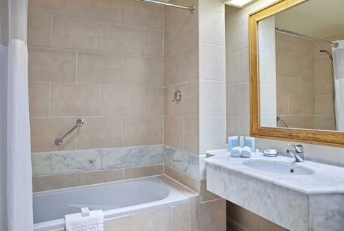 Ванная комната в номере отеля Hilton Sharm Waterfalls Resort 5* (Хилтон Шарм Вотерфолс Резорт 5*) Фото отеля Hilton Sharm Waterfalls Resort 5* (Хилтон Шарм Вотерфолс Резорт 5*)