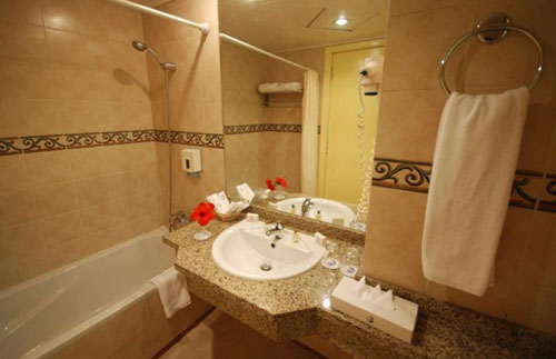 Ванная комната в номере отеля Dive Inn Resort 4* (Дайв Инн Резорт 4*) Фото отеля Dive Inn Resort 4* (Дайв Инн Резорт 4*)