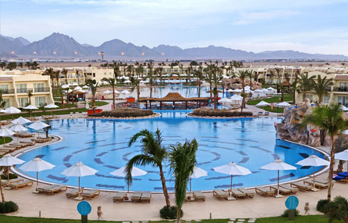 Бассейн отеля Hilton Sharks Bay Resort 4* (Хилтон Шаркс Бей Резорт 4*) Фото отеля Hilton Sharks Bay Resort 4* (Хилтон Шаркс Бей Резорт 4*)