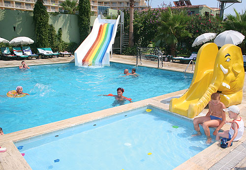 Бассейн отеля Larissa Hotel Beldibi 4* (Лариса Отель Бельдиби 4*) Фото отеля Larissa Hotel Beldibi 4* (Лариса Отель Бельдиби 4*)