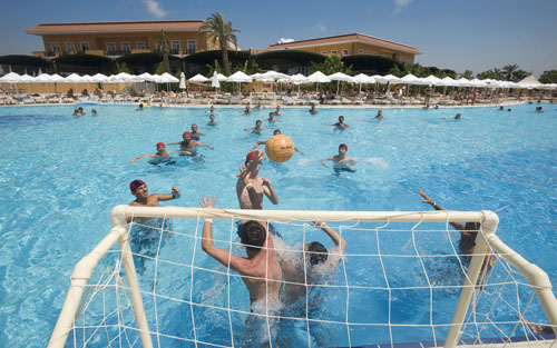 Водное поло в бассейне отеля Crystal Paraiso Verde Resort & Spa 5* (Кристал Параисо Верде Резорт энд Спа 5*) Фото отеля Crystal Paraiso Verde Resort & Spa 5* (Кристал Параисо Верде Резорт энд Спа 5*)