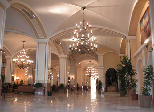 Лобби отеля WOW Kremlin Palace 5* (WOW Кремлин Палас 5*) Фото отеля WOW Kremlin Palace 5* (WOW Кремлин Палас 5*)