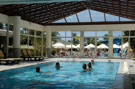 Крытый бассейн отеля Holiday Park Resort 5* (Холидей Парк Резорт 5*) Фото отеля Holiday Park Resort 5* (Холидей Парк Резорт 5*)