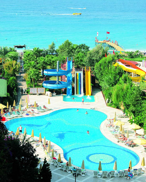 Бассейн отеля Holiday Park Resort 5* (Холидей Парк Резорт 5*) Фото отеля Holiday Park Resort 5* (Холидей Парк Резорт 5*)