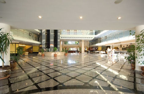 Лобби отеля Holiday Park Resort 5* (Холидей Парк Резорт 5*) Фото отеля Holiday Park Resort 5* (Холидей Парк Резорт 5*)