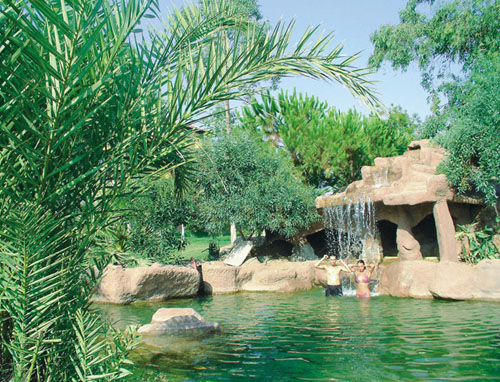 Водопад отеля MC Mahberi Beach Hotel 4* (МС Махбери Бич Отель 4*) Фото отеля MC Mahberi Beach Hotel 4* (МС Махбери Бич Отель 4*)