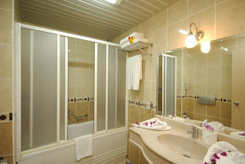 Ванная комната в номере отеля White City Beach Hotel 4* (Вайт Сити Бич Отель 4*) Фото отеля White City Beach Hotel 4* (Вайт Сити Бич Отель 4*)
