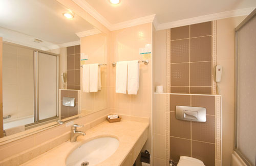 Ванная комната в номере отеля Holiday Garden Resort 5* (Холидей Гарден Резорт 5*) Фото отеля Holiday Garden Resort 5* (Холидей Гарден Резорт 5*)