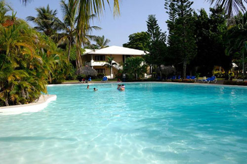 Бассейн отеля Bavaro Princess All Suites Resort Spa & Casino 5* (Баваро Принцесс Олл Сьютс Резорт Спа энд Казино 5*) Фото отеля Bavaro Princess All Suites Resort Spa & Casino 5* (Баваро Принцесс Олл Сьютс Резорт Спа энд Казино 5*)