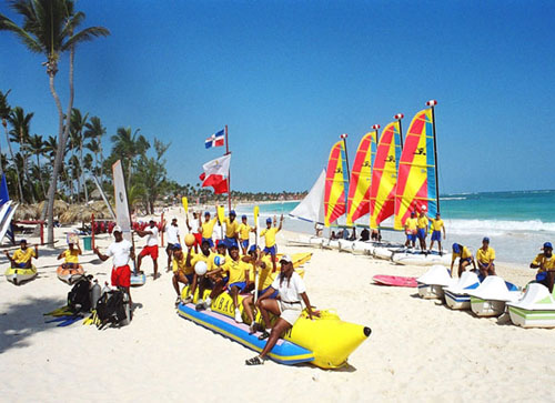 Пляж отеля Bavaro Princess All Suites Resort Spa & Casino 5* (Баваро Принцесс Олл Сьютс Резорт Спа энд Казино 5*) Фото отеля Bavaro Princess All Suites Resort Spa & Casino 5* (Баваро Принцесс Олл Сьютс Резорт Спа энд Казино 5*)