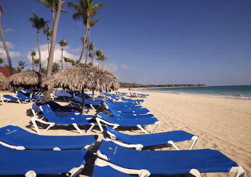 Пляж отеля Bavaro Princess All Suites Resort Spa & Casino 5* (Баваро Принцесс Олл Сьютс Резорт Спа энд Казино 5*) Фото отеля Bavaro Princess All Suites Resort Spa & Casino 5* (Баваро Принцесс Олл Сьютс Резорт Спа энд Казино 5*)