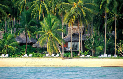 Пляж отеля Phi Phi Island Village Beach Resort 4* (Пхи-Пхи Айленд Виладж Бич Резорт 4*) Фото отеля Phi Phi Island Village Beach Resort 4* (Пхи-Пхи Айленд Виладж Бич Резорт 4*)