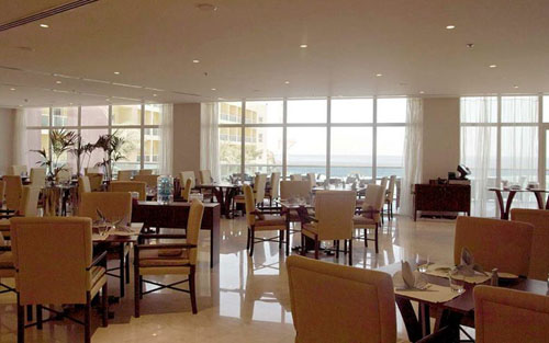 Ресторан отеля Radisson Blu Fujairah Resort 5* (Рэдиссон Блю Фуджейра Резорт 5*) Фото отеля Radisson Blu Fujairah Resort 5* (Рэдиссон Блю Фуджейра Резорт 5*)