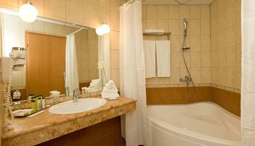 Ванная комната в номере отеля DoubleTree by Hilton Hotel Varna - Golden Sands 5* (Даблтри Хилтон Отель Варна - Голден Сандс 5*) Фото отеля DoubleTree by Hilton Hotel Varna - Golden Sands 5* (Даблтри Хилтон Отель Варна - Голден Сандс 5*)