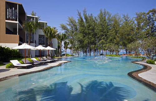 Бассейн отеля Holiday Inn Resort Phuket Mai Khao Beach 4* (Холидей Инн Резорт Пхукет Май Кхао Бич 4*) Фото отеля Holiday Inn Resort Phuket Mai Khao Beach 4* (Холидей Инн Резорт Пхукет Май Кхао Бич 4*)