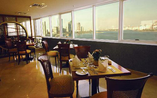 Кафе отеля Golden Tulip Sharjah Hotel Apartments 4* (Голден Тулип Шарджа Отель Апартментс 4*) Фото отеля Golden Tulip Sharjah Hotel Apartments 4* (Голден Тулип Шарджа Отель Апартментс 4*)
