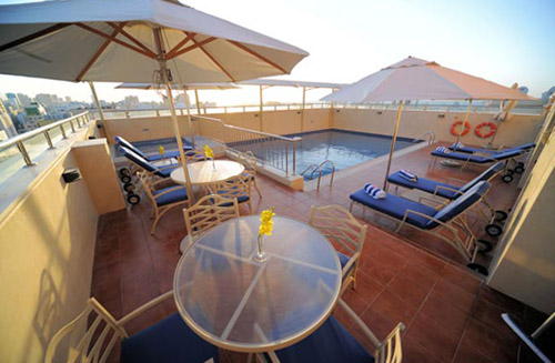 Бассейн на крыше отеля Al Hamra Hotel Sharjah 4* (Аль Хамра Отель Шарджа 4*) Фото отеля Al Hamra Hotel Sharjah 4* (Аль Хамра Отель Шарджа 4*)