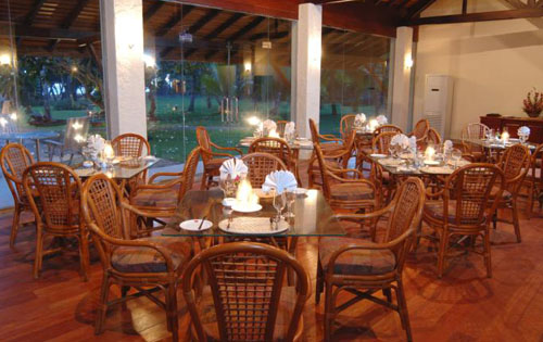 Ресторан отеля Hibiscus Beach Hotel & Villas 3* (Хибискус Бич Отель энд Виллас 3*) Фото отеля Hibiscus Beach Hotel & Villas 3* (Хибискус Бич Отель энд Виллас 3*)