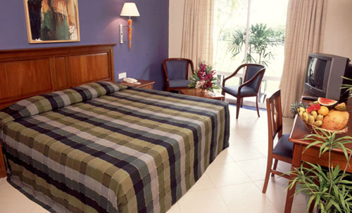 Номер отеля Hibiscus Beach Hotel & Villas 3* (Хибискус Бич Отель энд Виллас 3*) Фото отеля Hibiscus Beach Hotel & Villas 3* (Хибискус Бич Отель энд Виллас 3*)