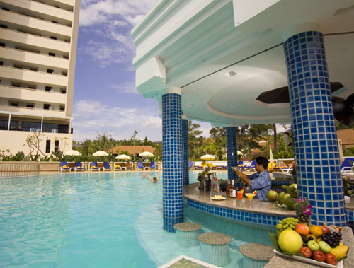 Бар в бассейне отеля Centara Karon Resort Phuket 4* (Центара Карон Резорт Пхукет 4*) Фото отеля Centara Karon Resort Phuket 4* (Центара Карон Резорт Пхукет 4*)
