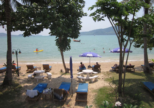 Пляж отеля Chalong Beach Hotel & Spa 4* (Чалонг Бич Отель энд Спа 4*) Фото отеля Chalong Beach Hotel & Spa 4* (Чалонг Бич Отель энд Спа 4*)