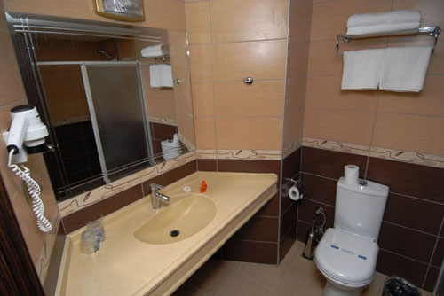 Ванная комната в номере отеля Caretta Beach Hotel 4* (Карета Бич Отель 4*) Фото отеля Caretta Beach Hotel 4* (Карета Бич Отель 4*)