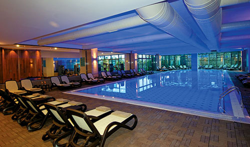 Крытый бассейн отеля Commodore Elite Suites Spa 5* (Коммодоре Элит Сьютс Спа 5*) Фото отеля Commodore Elite Suites Spa 5* (Коммодоре Элит Сьютс Спа 5*)