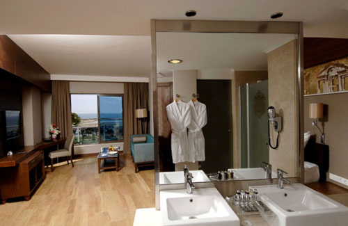Номер Elite Suite отеля Commodore Elite Suites Spa 5* (Коммодоре Элит Сьютс Спа 5*) Фото отеля Commodore Elite Suites Spa 5* (Коммодоре Элит Сьютс Спа 5*)
