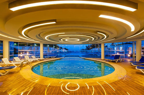 Крытый бассейн отеля Water Planet Deluxe Hotel & Aquapark 5* (Ватер Планет Делюкс Отель энд Аквапарк 5*) Фото отеля Water Planet Deluxe Hotel & Aquapark 5* (Ватер Планет Делюкс Отель энд Аквапарк 5*)