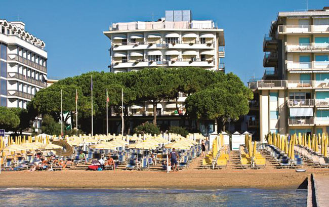 Пляж отеля Ambasciatori Palace 4* (Амбасчиатори Палас 4*) Фото отеля Ambasciatori Palace 4* (Амбасчиатори Палас 4*)