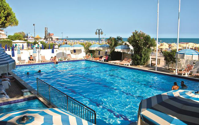 Бассейн отеля Ambasciatori Palace 4* (Амбасчиатори Палас 4*) Фото отеля Ambasciatori Palace 4* (Амбасчиатори Палас 4*)