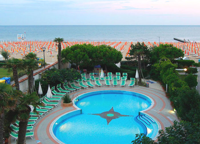 Бассейн отеля Park Hotel Cellini 4* (Парк Отель Челлини 4*) Фото отеля Park Hotel Cellini 4* (Парк Отель Челлини 4*)
