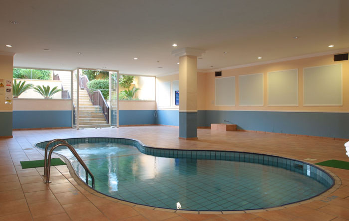 Крытый бассейн отеля Vangelis Hotel Apts Class A 4* (Вангелис Отель Апартаменты Класс А 4*) Фото отеля Vangelis Hotel Apts Class A 4* (Вангелис Отель Апартаменты Класс А 4*)
