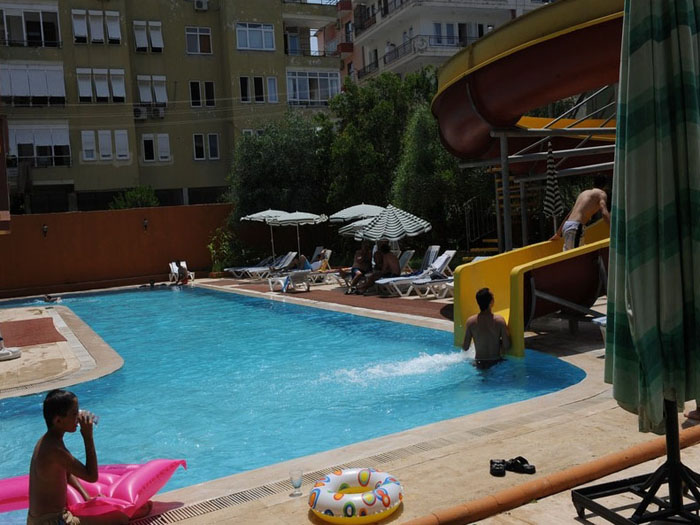 Бассейн отеля Holiday World Hotel 3* (Холидей Ворлд Отель 3*) Фото отеля Holiday World Hotel 3* (Холидей Ворлд Отель 3*)