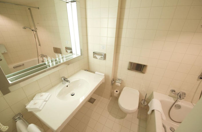 Ванная комната в номере отеля Holiday Inn Berlin City West 4* (Холидей Инн Берлин Сити Вест 4*) Фото отеля Holiday Inn Berlin City West 4* (Холидей Инн Берлин Сити Вест 4*)