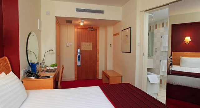 Номер Standard Room отеля Kensington Close Hotel 4* (Кенсингтон Клоуз Отель 4*) Фото отеля Kensington Close Hotel 4* (Кенсингтон Клоуз Отель 4*)
