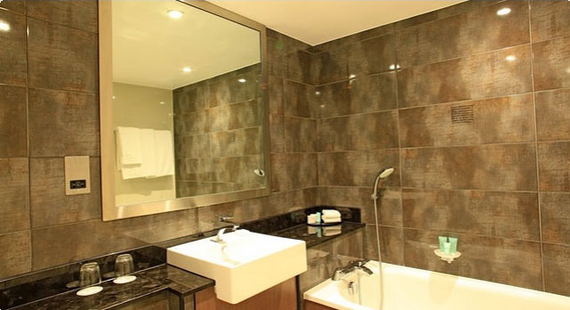 Ванная комната в номере отеля Kensington Close Hotel 4* (Кенсингтон Клоуз Отель 4*) Фото отеля Kensington Close Hotel 4* (Кенсингтон Клоуз Отель 4*)