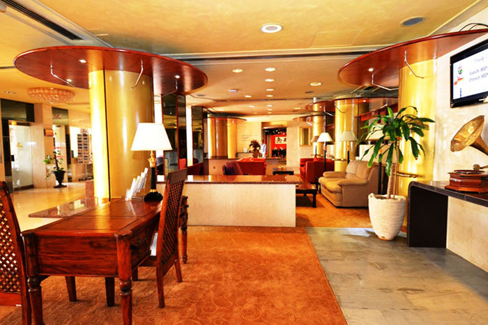 Лобби отеля Ras Al Khaimah Hotel 4* (Рас Аль-Хайма Отель 4*) Фото отеля Ras Al Khaimah Hotel 4* (Рас Аль-Хайма Отель 4*)